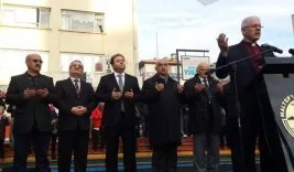 Maltepe’de “dualar” eşliğinde Noel ağacı dikildi