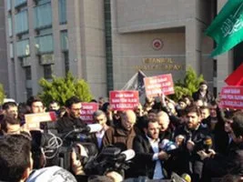 Rasulullah düşmanlarına protesto
