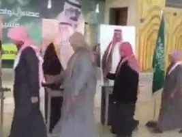 Karton Kral halk ile musafahalaştı