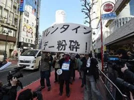“Sevgililer günü” ifsadına Japonlar da isyan etti