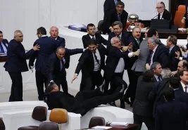 Meclis’te yine kavga çıktı