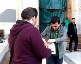 Lokum dağıtan gençlere Esedci sol tahammülsüzlüğü