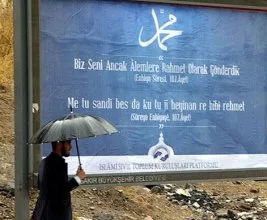 Diyarbakır’da Allah Rasulü’ne yönelik saldırıya afişli tepki