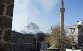 PKK’lılar tarihi camiyi yaktı