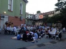 İstanbullu bir grup Müslüman iftarda buluştu