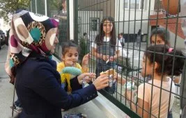 Veliler çocuklarını tel örgülerin arasından besliyor!