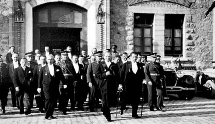 Cami Avlusundaki Laik Rejim