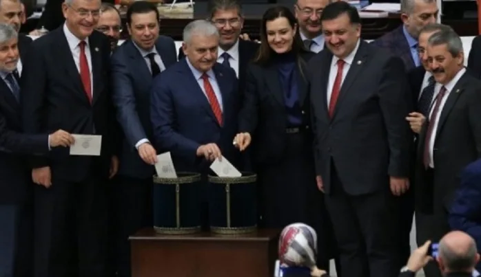 Laik Türkiye Cumhuriyeti anayasası değişiklinde sıra referandumda