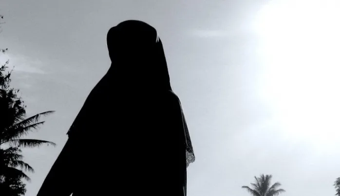 Kadın sıcak havalarda örtülü gezmekle bunalır mı?