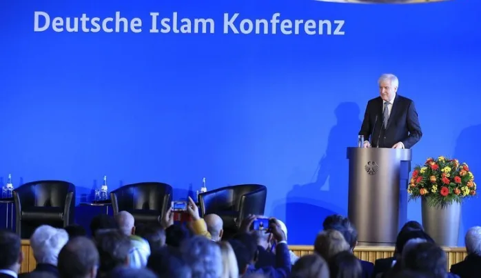Menüde domuz eti olan ‘İslam Konferansı’