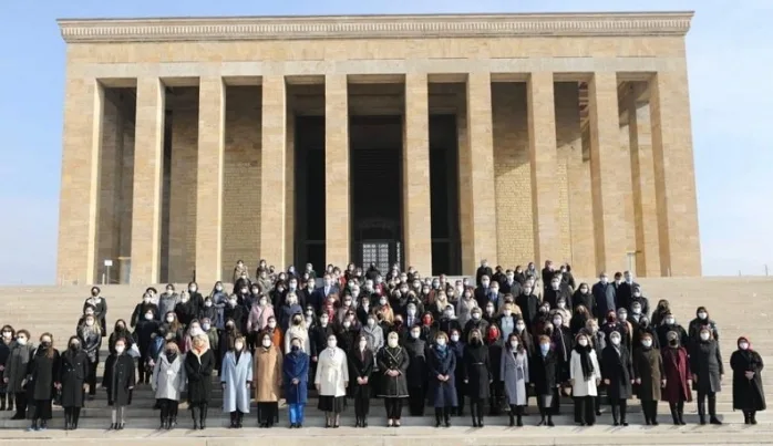 Hanım teyzeler Oruçbaba’ya, vekil ablalar Anıtkabir’e!