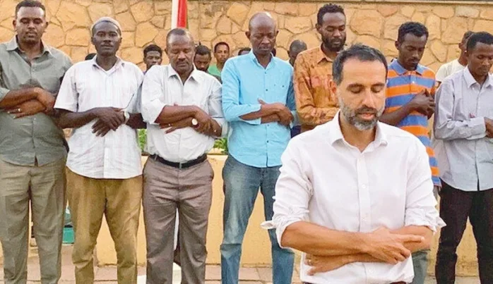 Şeytanî İngiltere’den, Sudan’a namaz kıldıran büyükelçi