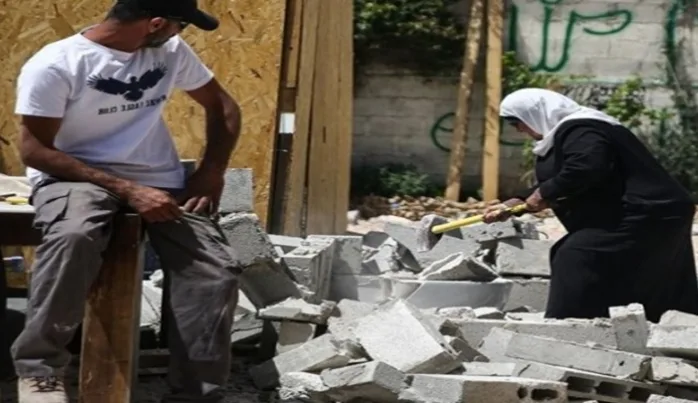 Siyonist işgal rejimi, Filistinli bir aileyi daha kendi evini yıkmaya zorluyor