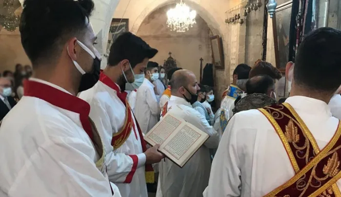 Camilerde itikaf yasak, kilisede paskalya kutlaması serbest