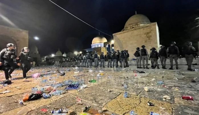 Siyonist işgal polisinden Mescid-i Aksa’ya alçak saldırı
