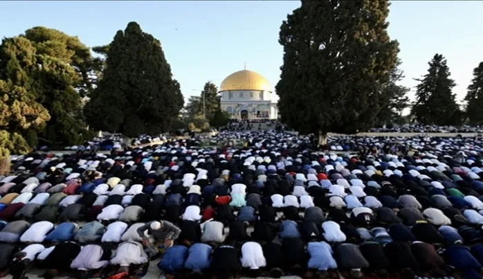 Yüz binden fazla Müslüman bayram namazını Mescid-i Aksa’da kıldı
