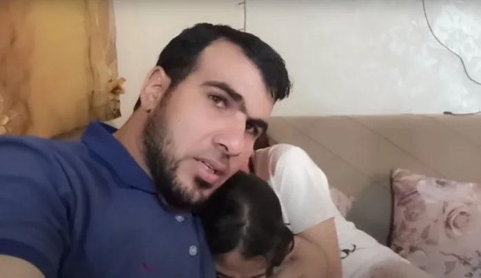 Siyonist işgal hava saldırılarından korkan kızlarını teskin etmeye çalışan Gazzeli baba bombardımanda hayatını kaybetti