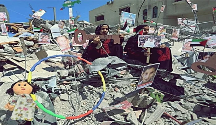İşgalci İsrail saldırılarında katledilen çocukların fotoğrafları enkazda sergilendi