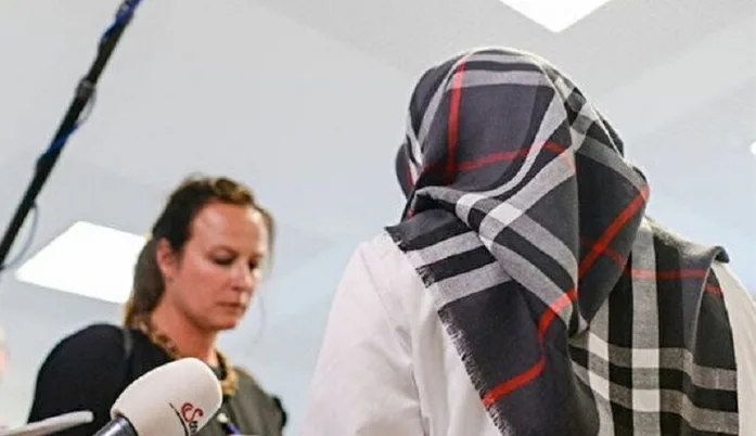 Erkek memurla tokalaşmayan kadına vatandaşlık verilmedi