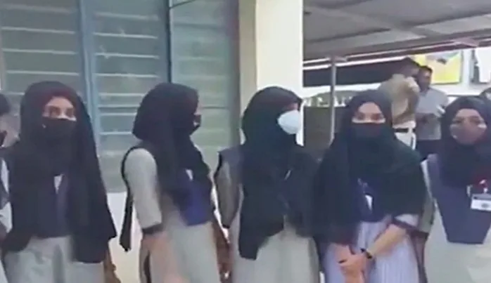 Hindistan’da başörtülü kız öğrenciler derslere alınmıyor