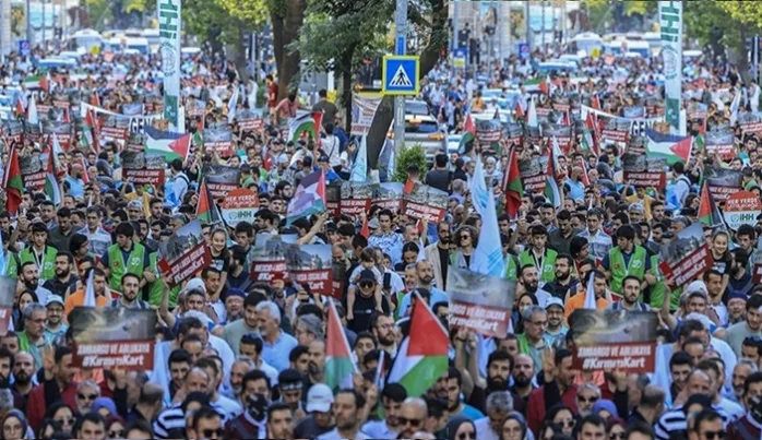 Fatih’te Mavi Marmara yürüyüşü yapıldı