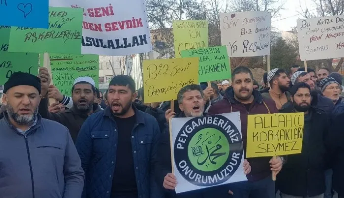 ABD’de dahi Rasulullah’a hakaret eden profesör görevden atıldı, YTÜ Rektörlüğü neyi bekliyor?