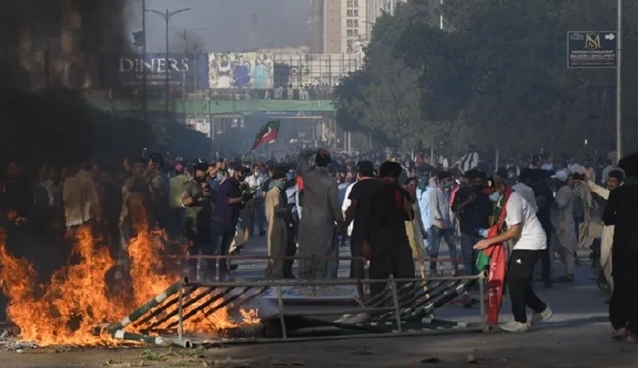 İmran Han tutuklandı, Pakistan sokakları karıştı
