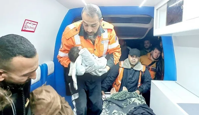 Siyonazi terör çetesi, yardım almak için toplanan Gazzelilere saldırıp katliam yaptı