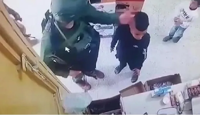 İşgalci askerler, tişörtündeki silah resminden dolayı Filistinli çocuğa saldırdı