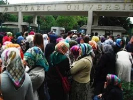 Boğaziçi’nde başörtüsü direnişi büyüyor