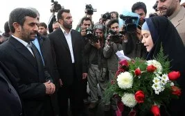 Ahmedinejad ceket değiştirdi!