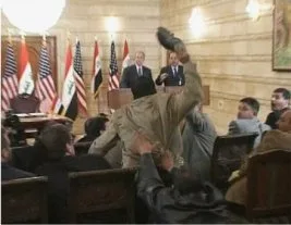 Bush’a ayakkabı fırlatan gazeteci Irak halkının kahramanı oldu