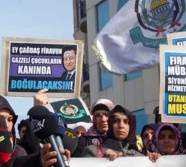 Firavun Hüsnü İstanbul ve Ankara’da protesto edildi