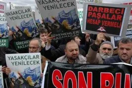 <FONT size=2><STRONG>AKP’ye müthiş ders: İLKAV muhtırayı protesto etti</STRONG></FONT>