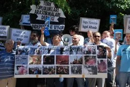 Çin katliamına protestolar sürüyor