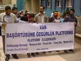 <STRONG>Başörtüsü özgür olana dek eylem</STRONG>