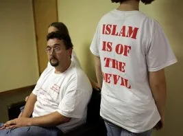 Okula “İslam şeytandandır” yazılı T-shirtlerle geldiler