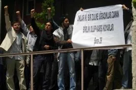 <STRONG><FONT face=Georgia>İÜ’de başörtülü mezuna yapılan saldırı protesto edildi</FONT></STRONG>