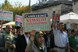 Camilerde ırkçı kuşatmaya son!