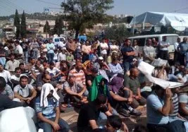 Mescid-i Aksa’da Cuma&nbsp;namazı barikatların ardında kılınabildi