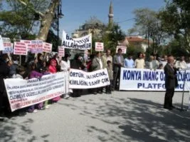 Başörtüsü Platformları hâlâ meydanlarda!