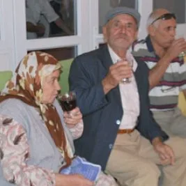 Köylüye meyve suyu diye votka içirdiler