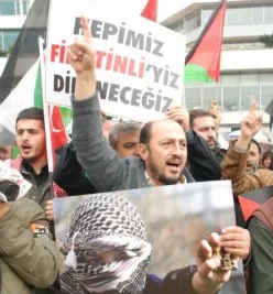 Gazze katliamı yıldönümünde Taksim’de protesto edildi