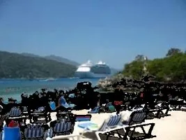Yüzbinlerin öldüğü Haiti’de tatil keyfi yapıyorlar