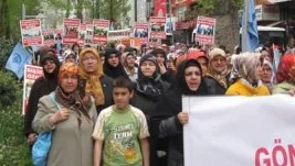 Başörtüsü için büyük yürüyüş gerçekleştirildi