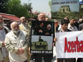 Azerbaycan rejimine cami protestosu