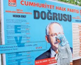 “Rahibe gibi örtünmeye evet” afişi CHP’yi zorda bıraktı