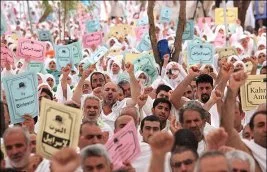 İranlılar, haccda “Büyük şeytan”ı böyle taşladı