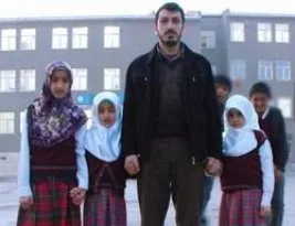 Ağrı’da 3 ilköğretim öğrencisi başörtülüler diye okula alınmıyor
