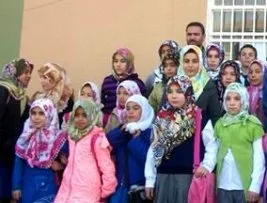 25 başörtülü öğrenci okula alınmıyor!